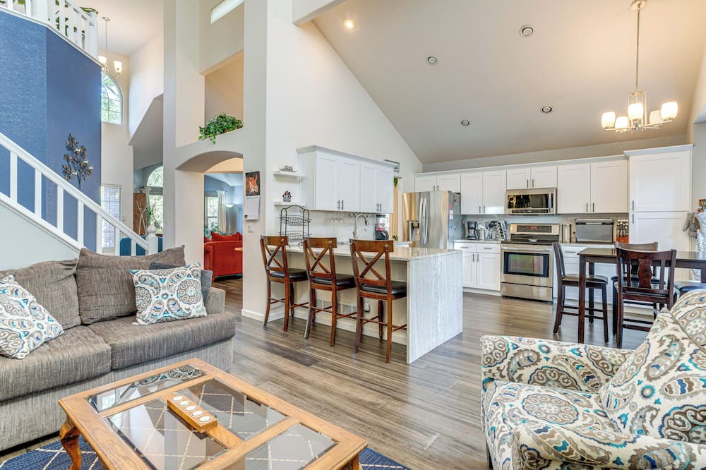 Prides Crossing Cottage | Private Hot Tub w/Projector: Modern Aurora Home