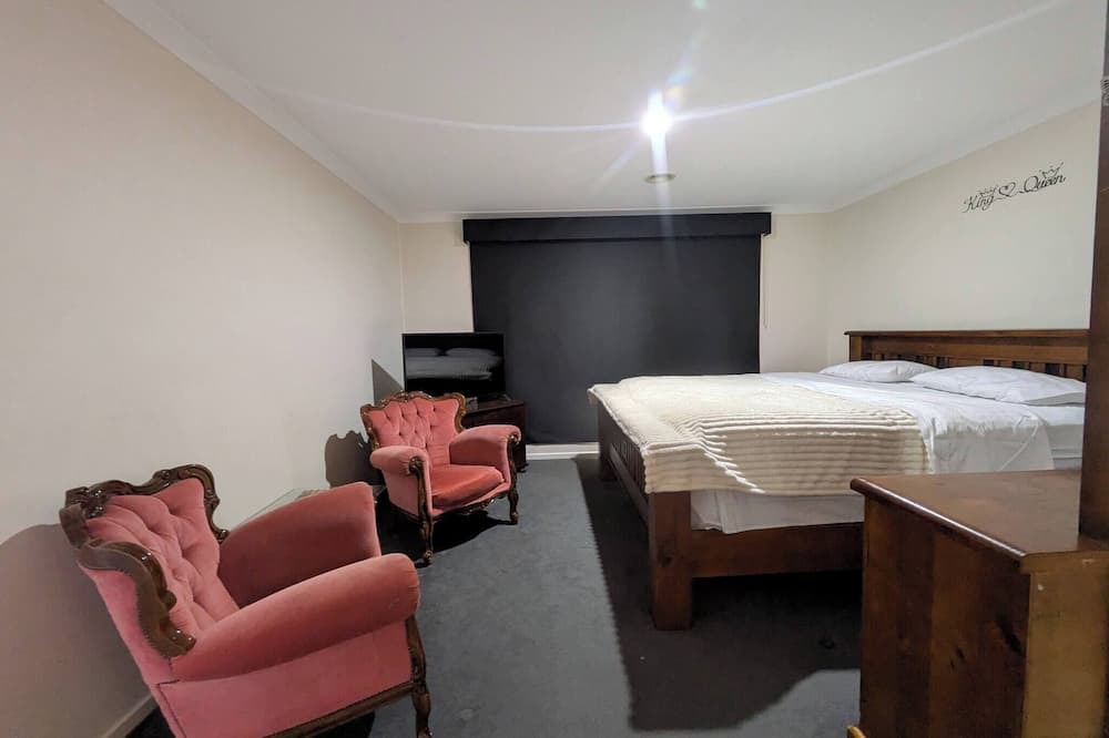 Drouin House | Cosy Spacious Hill Holiday Home