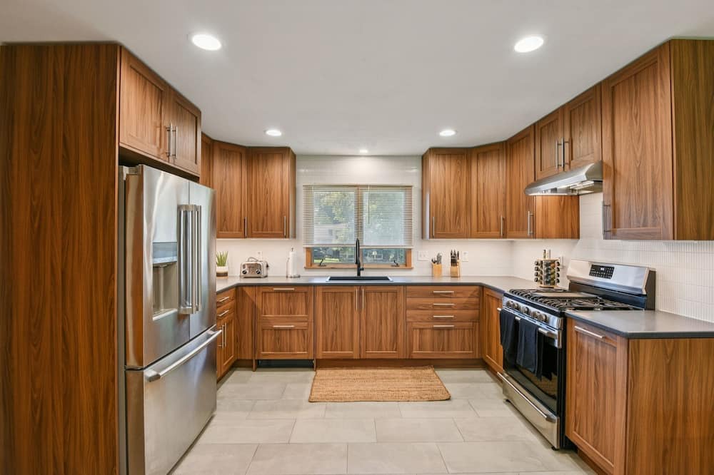 University Heights House | Iowa City 4br Backyard Walk To Stadium 4 Bedroom Home