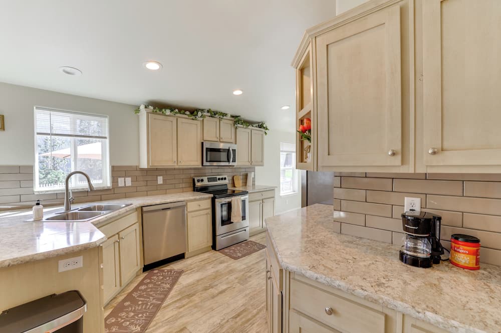 Ahsahka Cottage | Mtn-view Gem w/Outdoor Entertainment in Ahsahka!