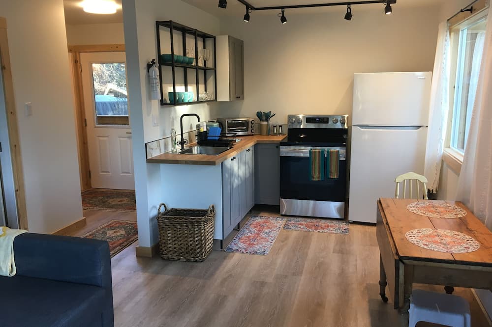 Mayne Island Apartment | Ocean view one bedroom apartment located in the heart of Mayne Island's downtown