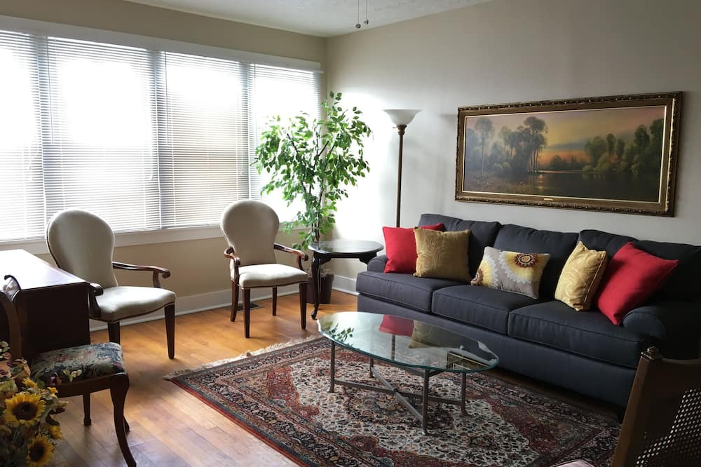 Forest Hills Apartment | Charming 2-bedrm apt convenient to DT Pgh, Universities, Monroeville,O-S Parking