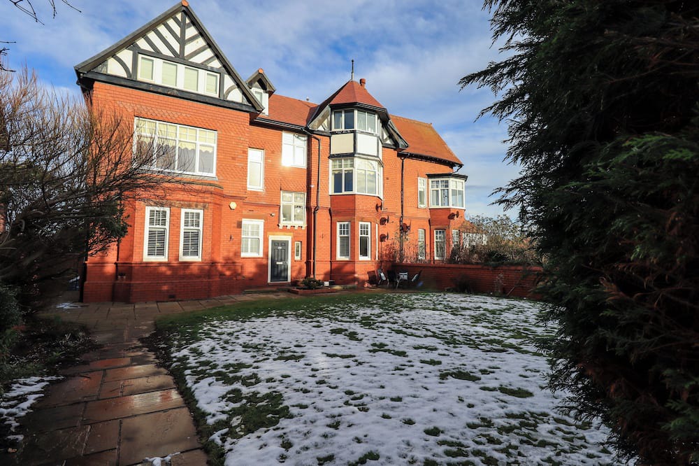 Lytham St. Anne's Cottage | CLIFTON DRIVE APARTMENT, pet friendly in Lytham St. Annes