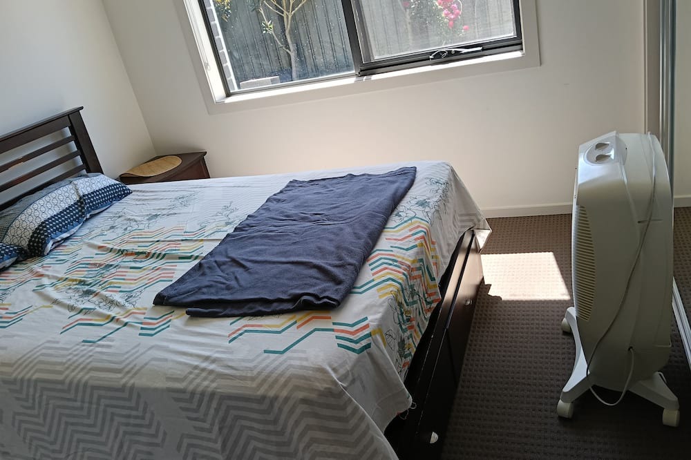 Cranbourne North Apartment | 3 rooms Prime location property 50% discount on all the bookings