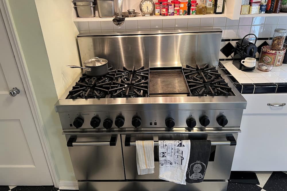 Fort Worth House | 30 day min. Centrally located fully furnished 3-bedroom 1 bath house with WiFi