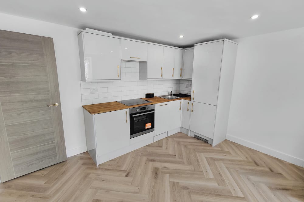 Enfield Lock Apartment | Indulge in our newly refurbished, luxury flat with free parking.