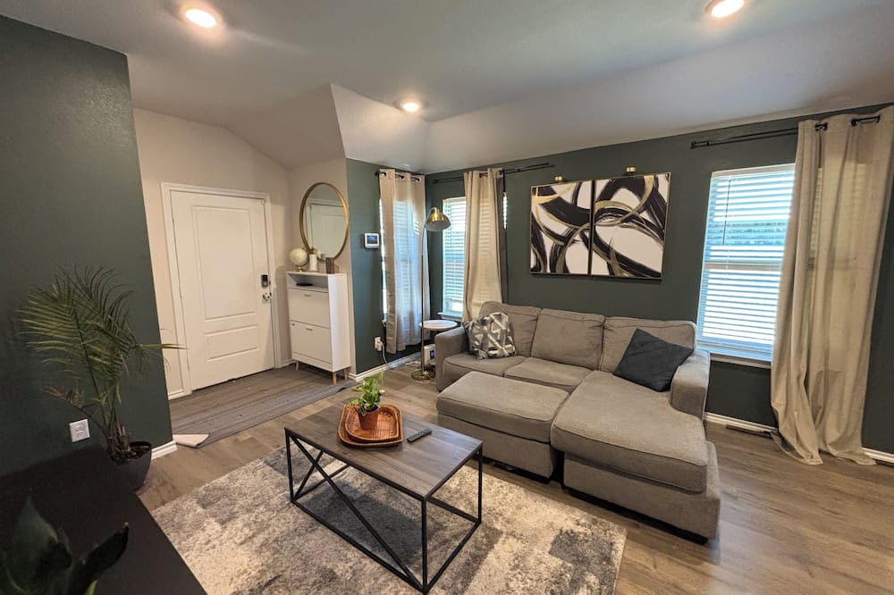 Forney House | Charming 3-bedroom house with WiFi and AC in Forney