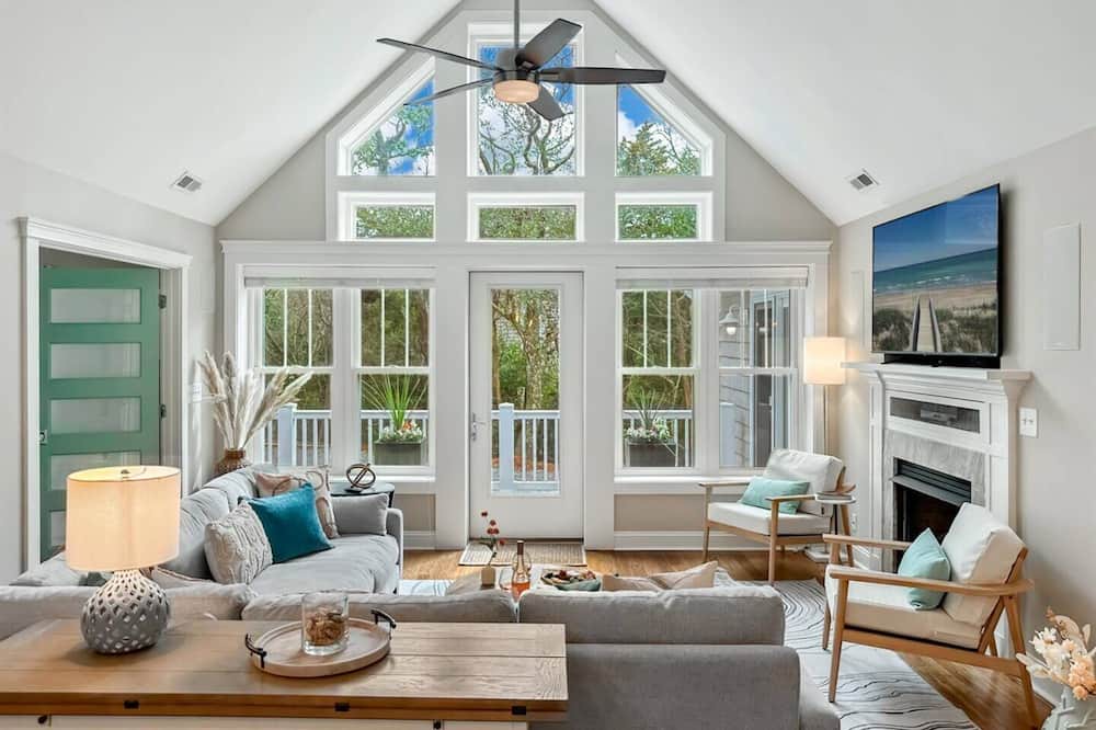 Emerald Isle House | Perfect Oceanside House w Pool, Hot Tub & Screened in Porch, Short walk to beach