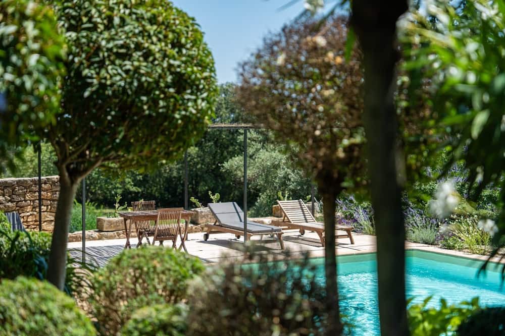 Montaren-et-Saint-Mediers Condo | Mimosa Superb duplex gîte in the heart of an 18th-century sheepfold a stone's throw from Uzès