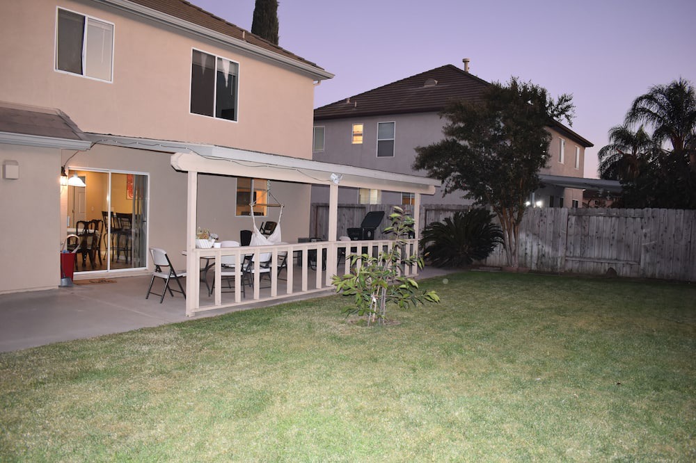 Peters House | Charming 3-bedroom 2.5bath house in Manteca with AC and WIFI with fiber optic .
