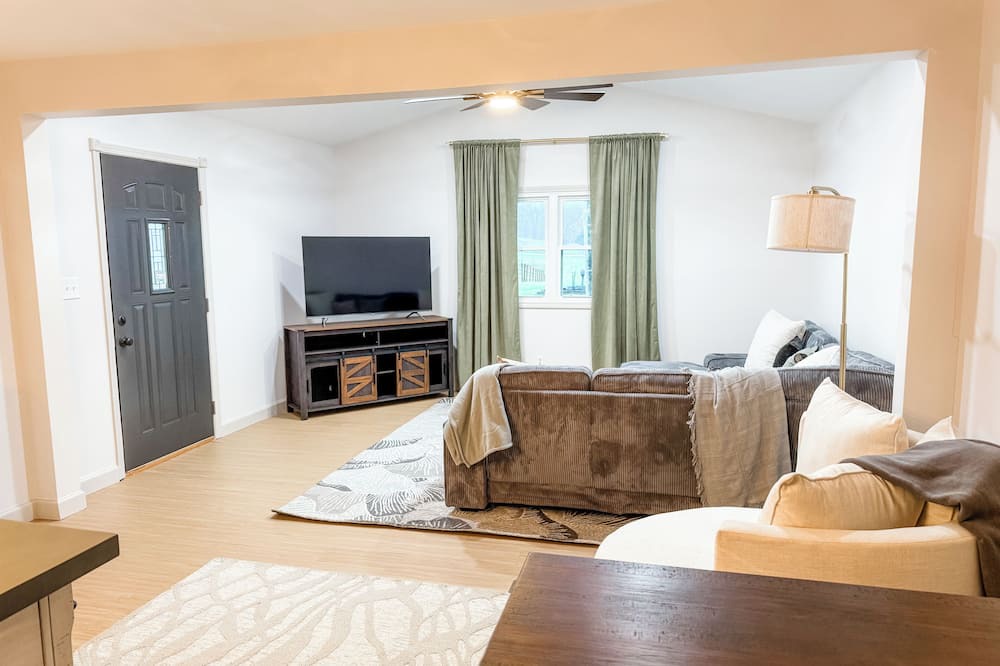 Maple Mount House | Charming, Peaceful 3-bedroom house with view of Horse Farm