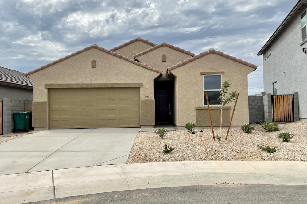 Waddell House | Charming 3-bedroom house in Waddell with AC