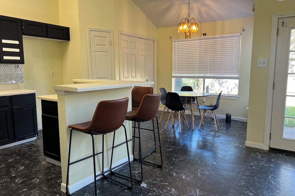 Barker House | Charming Private 1-bedroom in 2 bedroom house in Houston