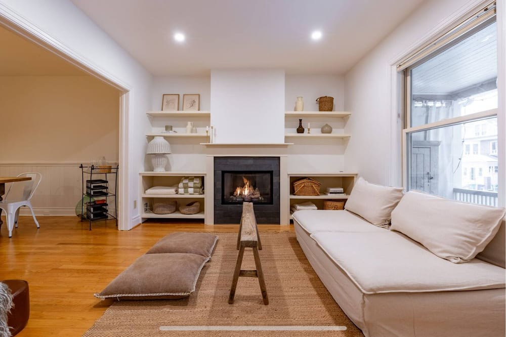 The Beaches House | Charming Detached 3-bedroom house with Private Backyard minutes from the beach