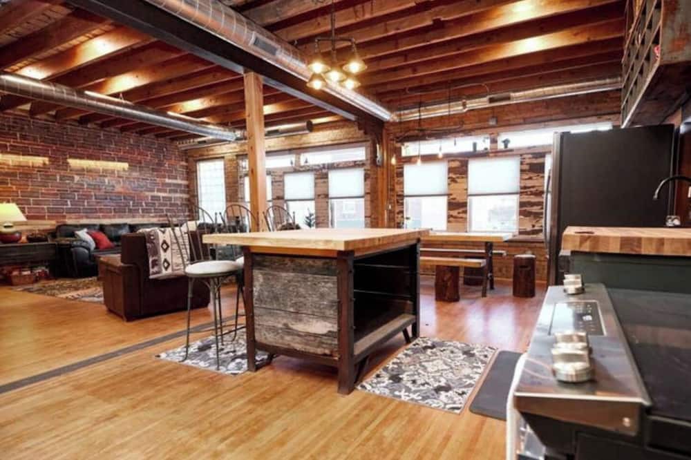 Oconto House | Unique upstairs loft w/industrial design, 3 bed 2 full baths in downtown Oconto