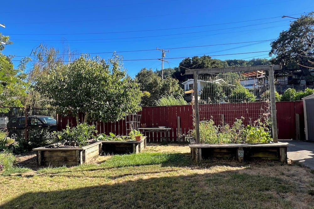 San Anselmo House | Charming 2BD, 2BA house in Fairfax with family room, gardens, parking