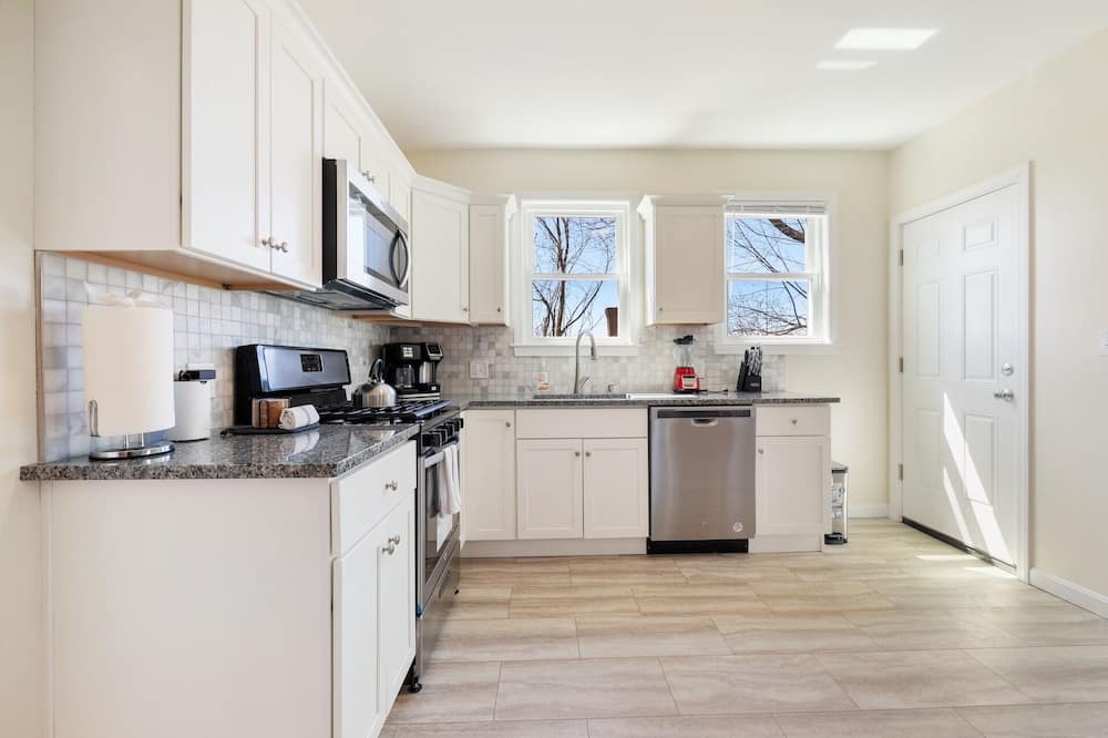 Dorchester Apartment | Spacious 2BR near UMASS | Savin hill | T Stop 9819