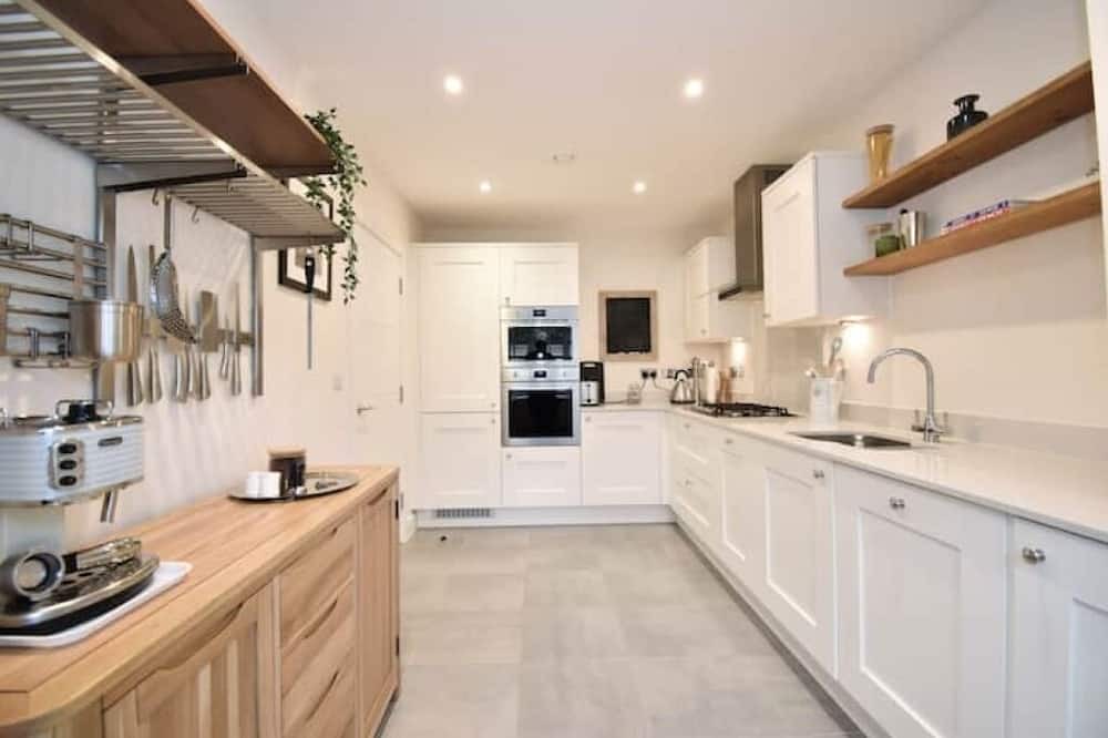 Walton-on-Thames House | Spacious, Family-Friendly Home
