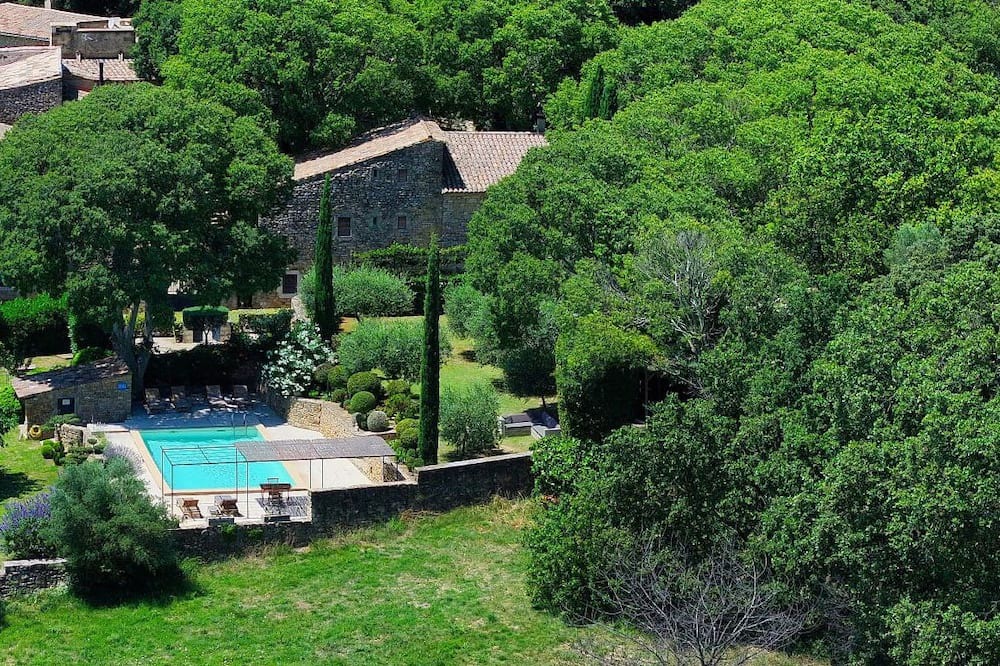 Montaren-et-Saint-Mediers Condo | Grenadier Superb duplex gîte in the heart of an 18th-century sheepfold a stone's throw from Uzès