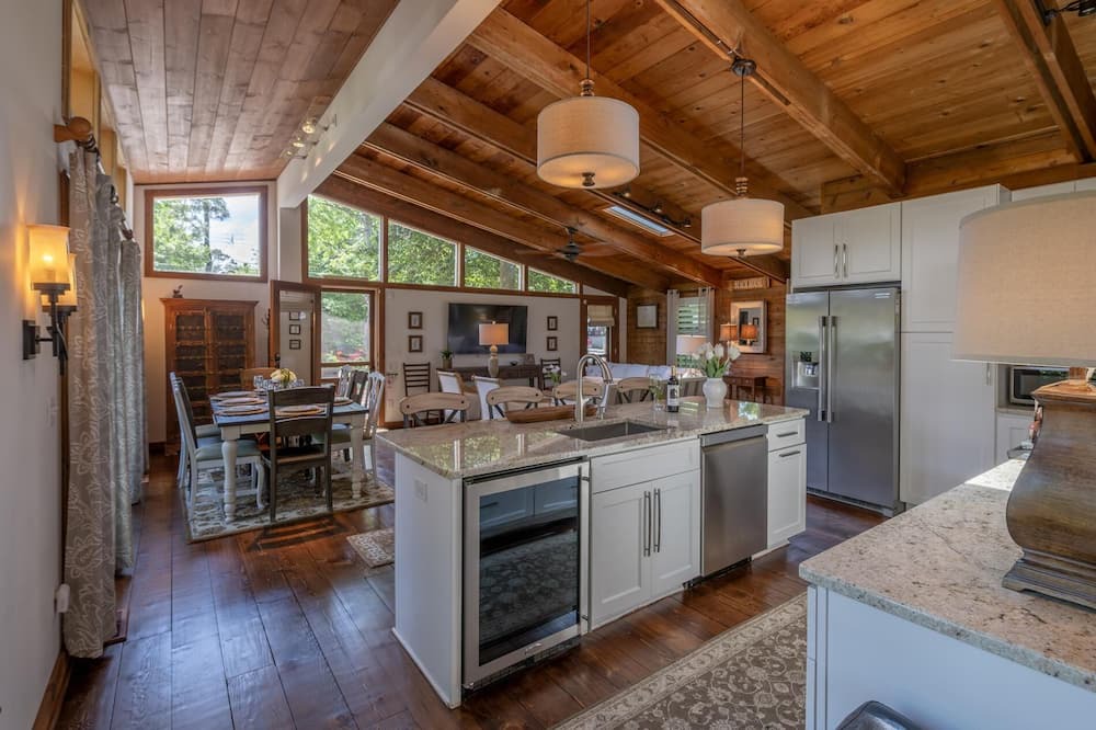 Rehoboth by the Sea Cottage | FULLY RENOVATED COTTAGE, BLOCK TO BEACH! 4 bed/3.5 bath-Sleeps 11, Dog Friendly!