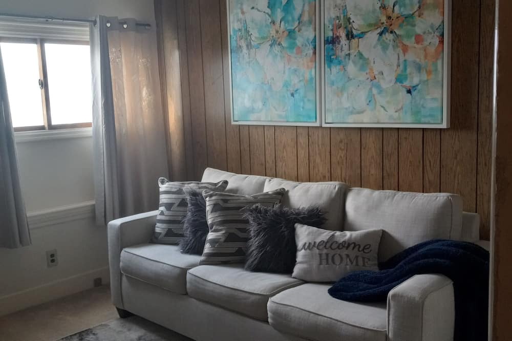 Waukegan Apartment | Enjoyable 1-bedroom apartment in Historical Waukegan. IL with Wi-Fi.