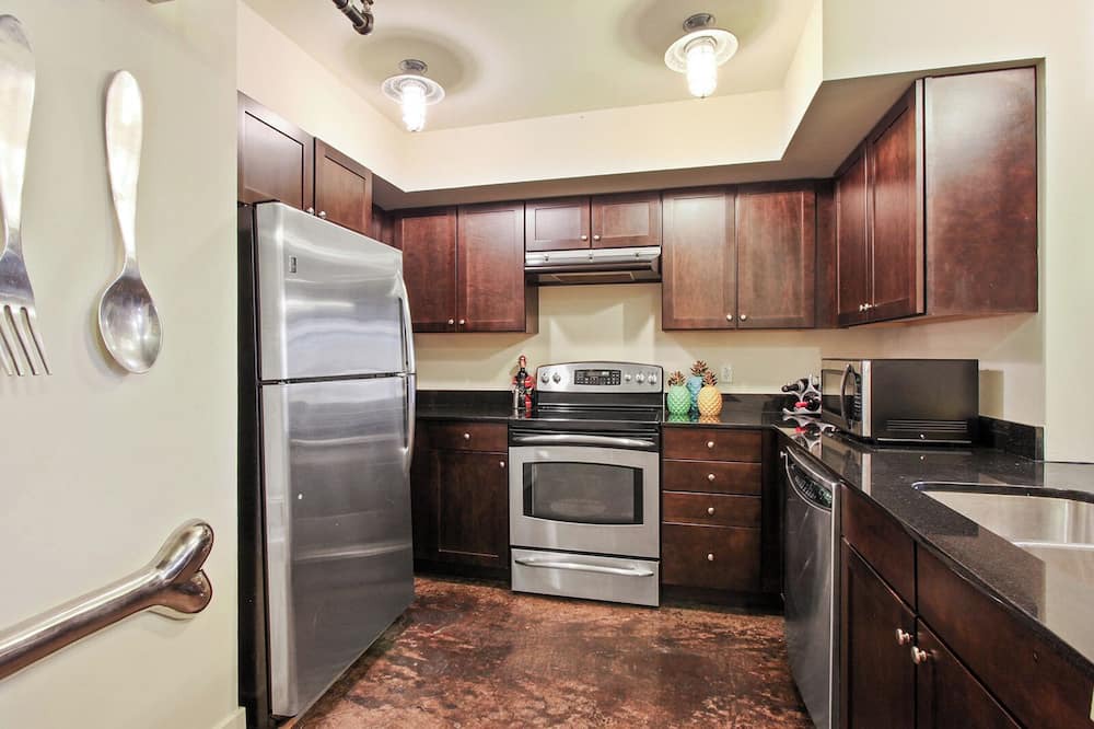 Lower Garden District Condo | ✨NEW LISTING✨ COLORFUL & SPACIOUS 2 BEDROOM CONDO DOWNTOWN NEW ORLEANS