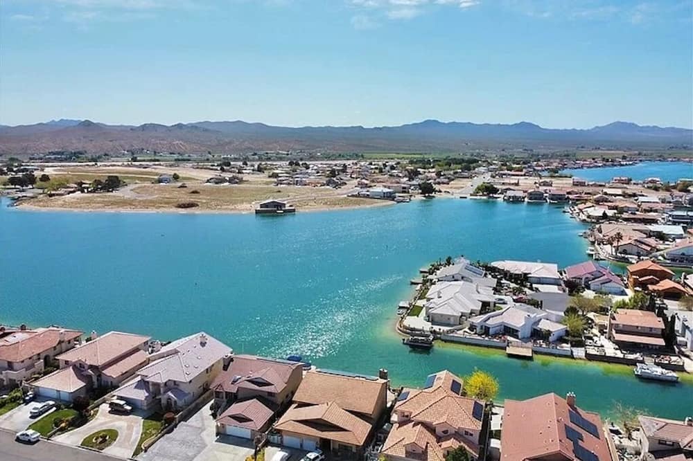 Silver Lakes Country Club House | PGA golf course condo on lake by Route 66, 2-bedrooms with WiFi, AC