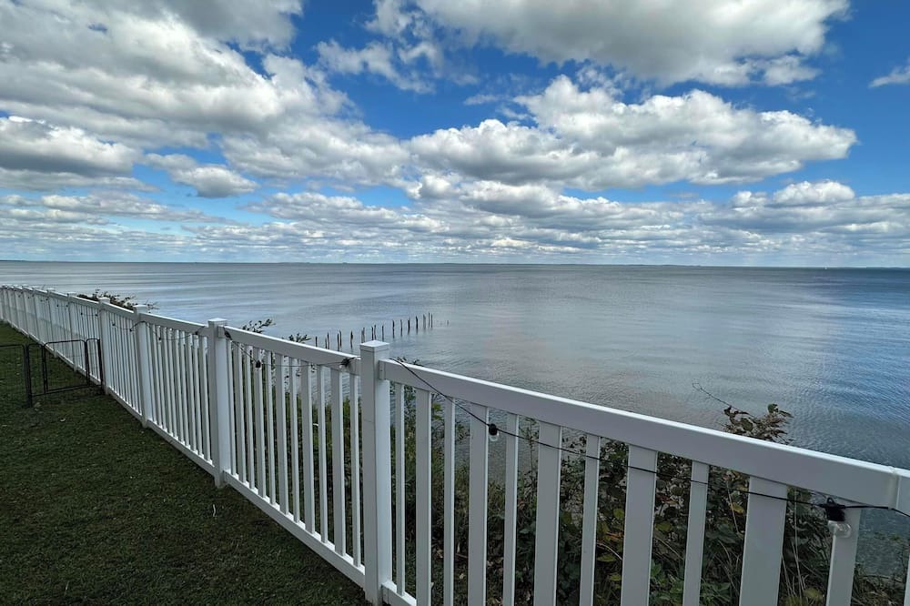Chesapeake Beach Cottage | Cliffside Chesapeake Bay Cottage: Pet-friendly, Easy DC Drive