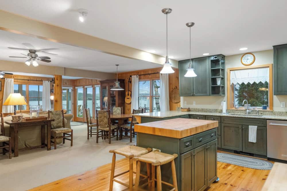 Walloon Lake House | Walloon Lake Waterfront Cottage 4BR/2BA near the Village