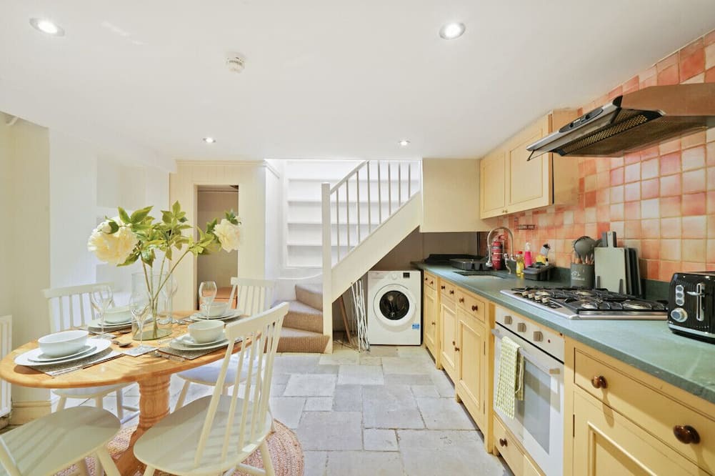South Richmond House | Charming House short Walk to Richmond Station