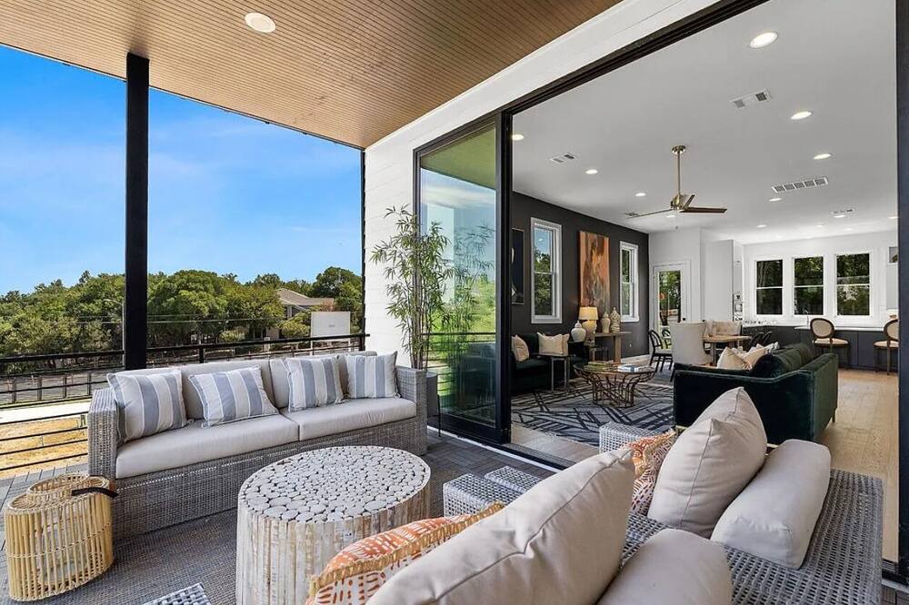 East Riverside - Oltorf House | Pleasant 3-bedroom townhome with WiFi, AC in delightful Austin