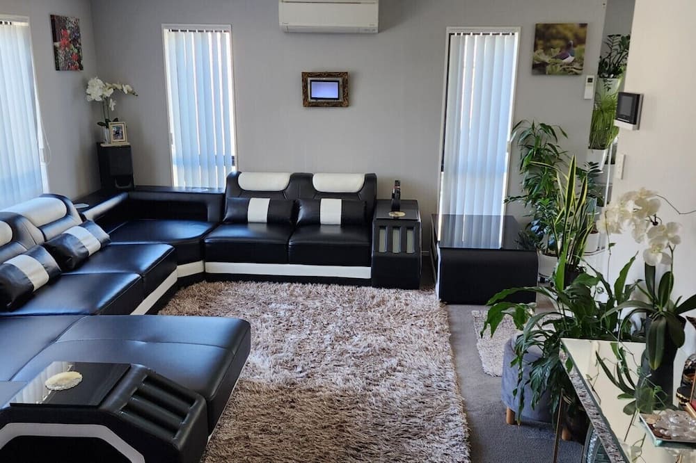 Mangere Bed & Breakfast | New Built Home, 5min. from Auckland International/Domestic Airport