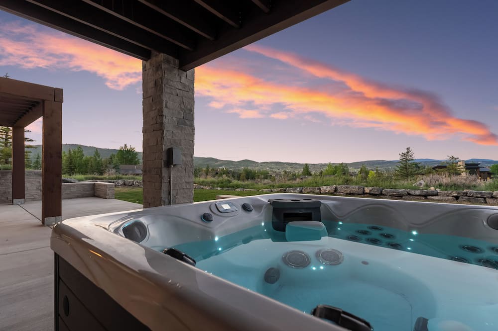 The Preserve House | Spacious 6-bedroom house Comes with House Manager /Driver 8:30am - 8:30 pm.