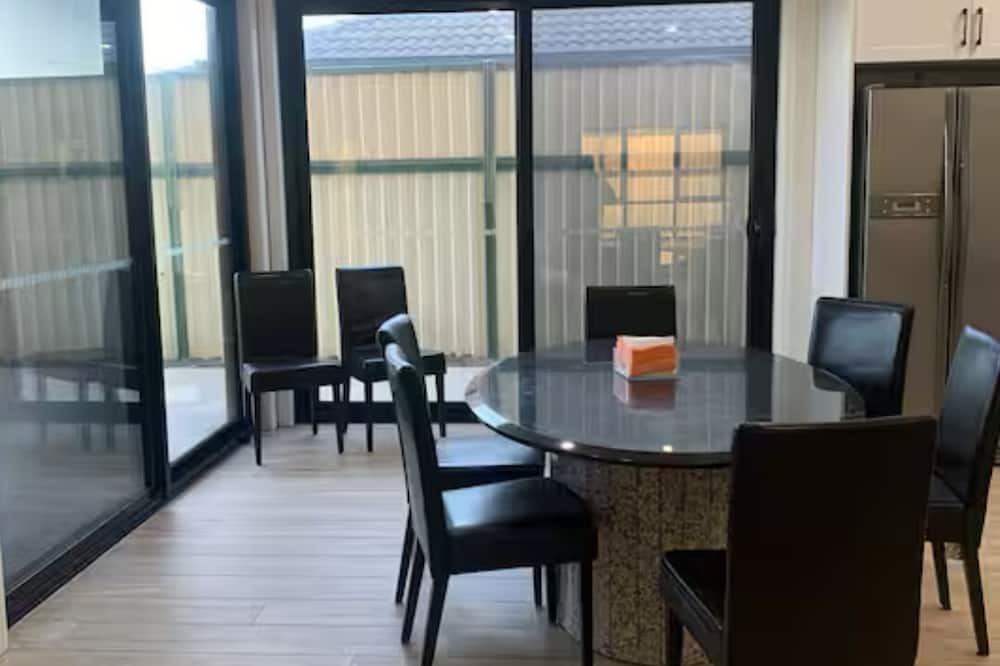 Springvale House | 3-bedrooms in a shared house-like 5 star hotel in amazing Springvale centre.