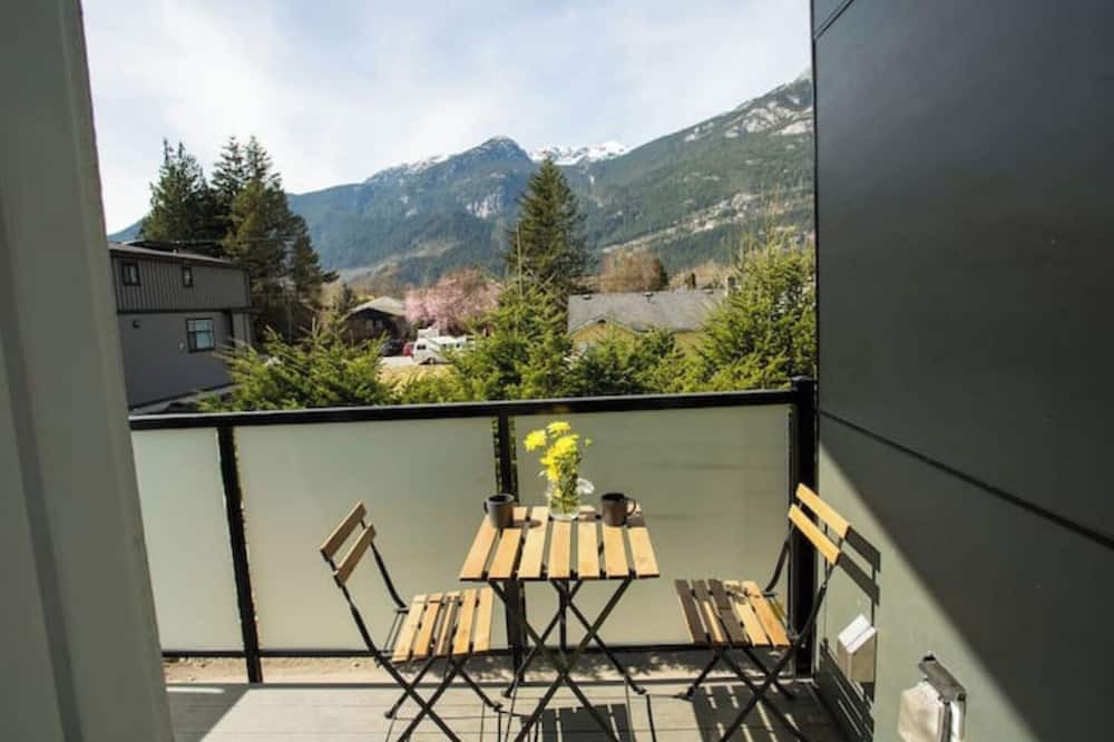 Squamish House | Serenity Haven: Captivating Sea To Sky Retreat