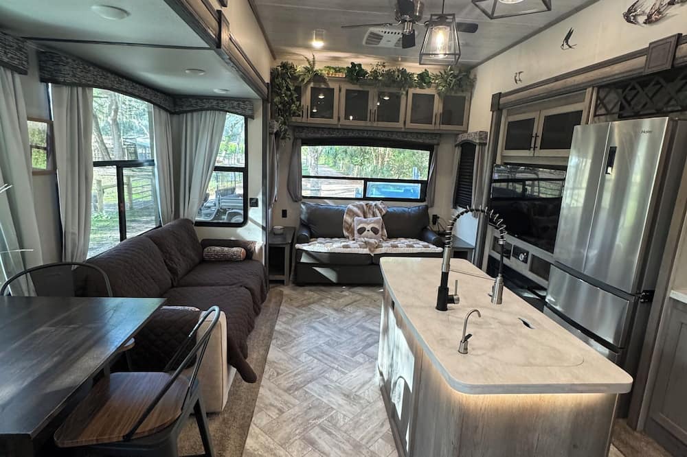 Pierson RV Rental | Cozy campground in charming Pierson with AC, WiFi