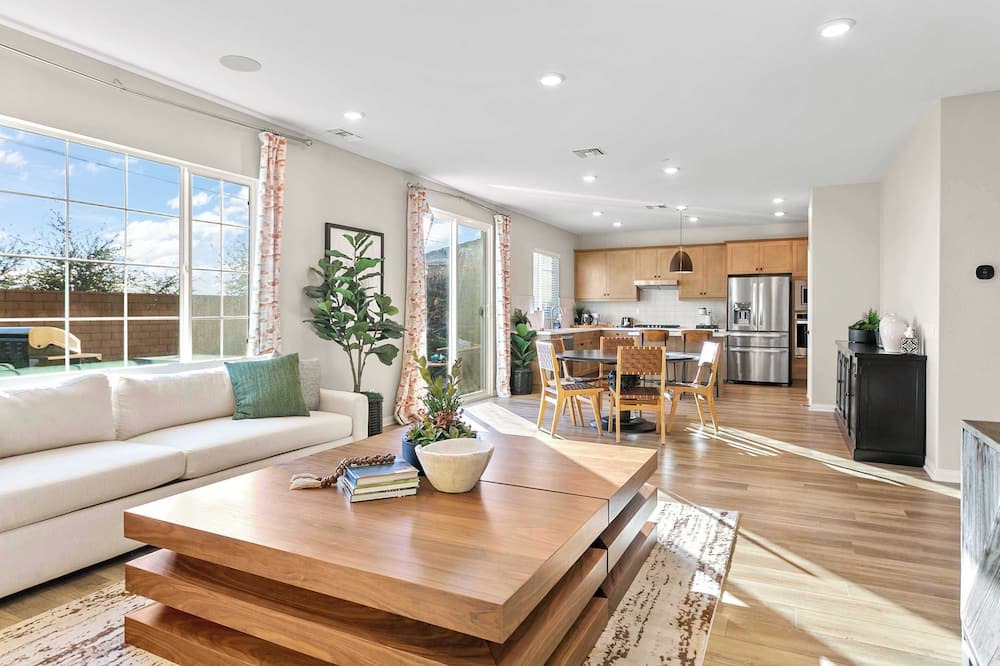 Ontario House | Elegance on Foxglove #41643