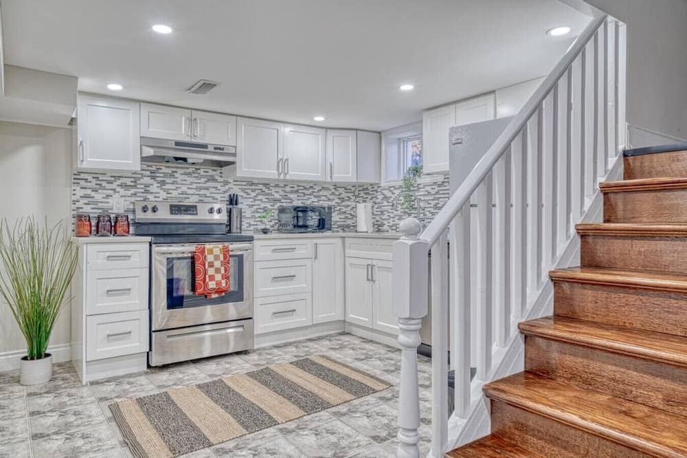 Hamilton House | Cozy Entire 5 bedroom close to all amenities!