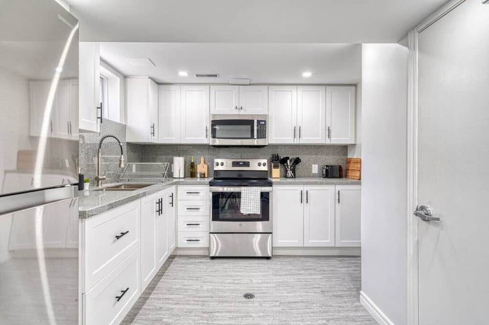 Hamilton Condo | Mohawk+St.Joes+Near hwy+fast wi-fi+ free parking