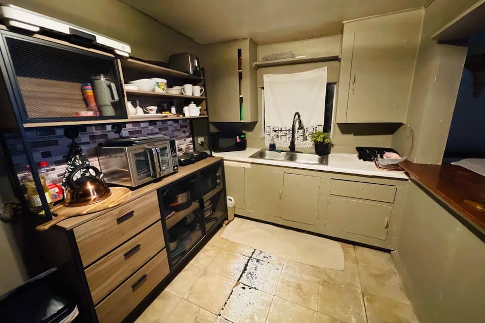 Corcoran Cottage | Charming 3-bedroom cottage with WiFi and AC in wonderful Corcoran