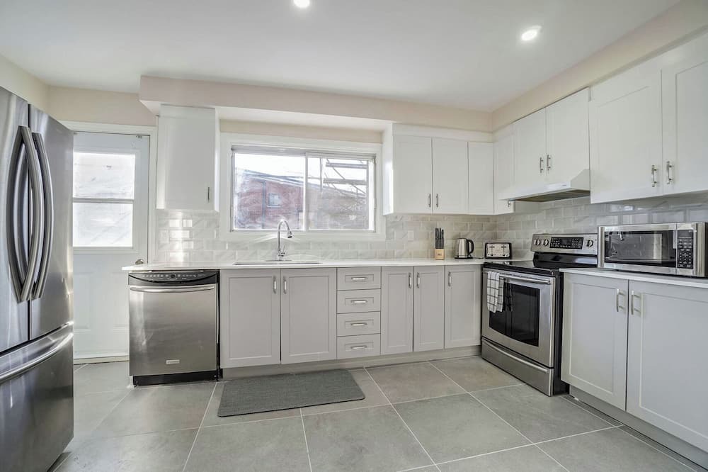 Ahuntsic-Cartierville Apartment | Relaxing Montreal 3 BR Appartment, close to transport and services