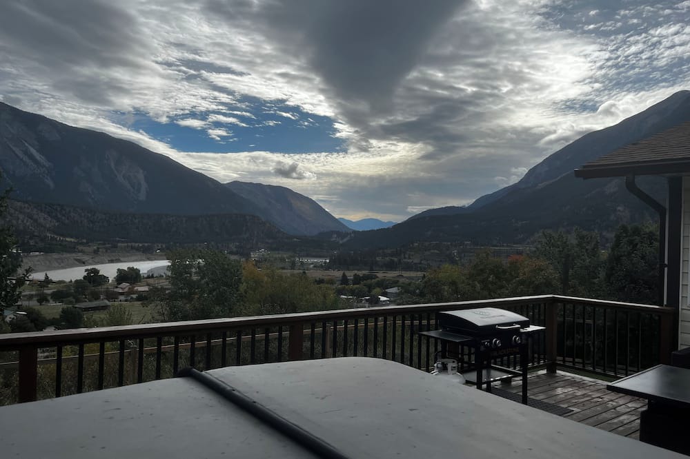 Lillooet House | Cozy house w/hottub. Views of Fraser river and mountains. Family friendly