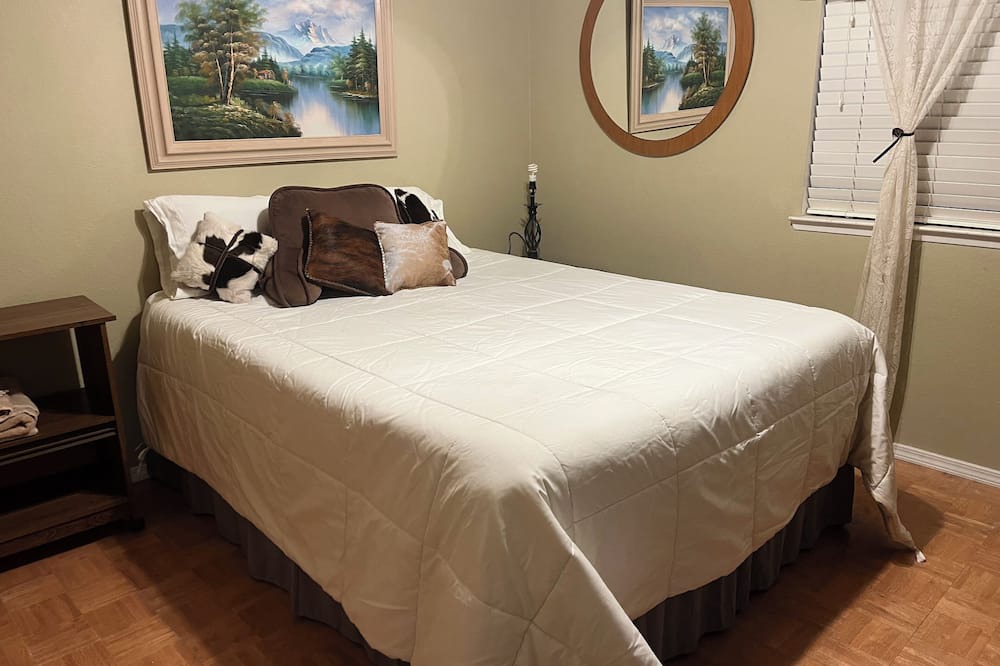 Hanford House | Western Charm: Cozy Rustic Room
