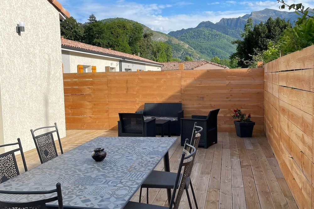 Chaum House | Holiday Home 'Momo' with Mountain View, Wi-Fi and Air Conditioning