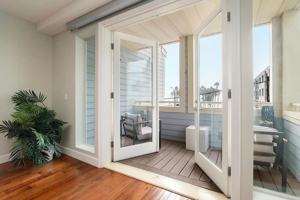 Downtown Apartment | Beachfront Bliss: Stunning Ocean view right on Sand