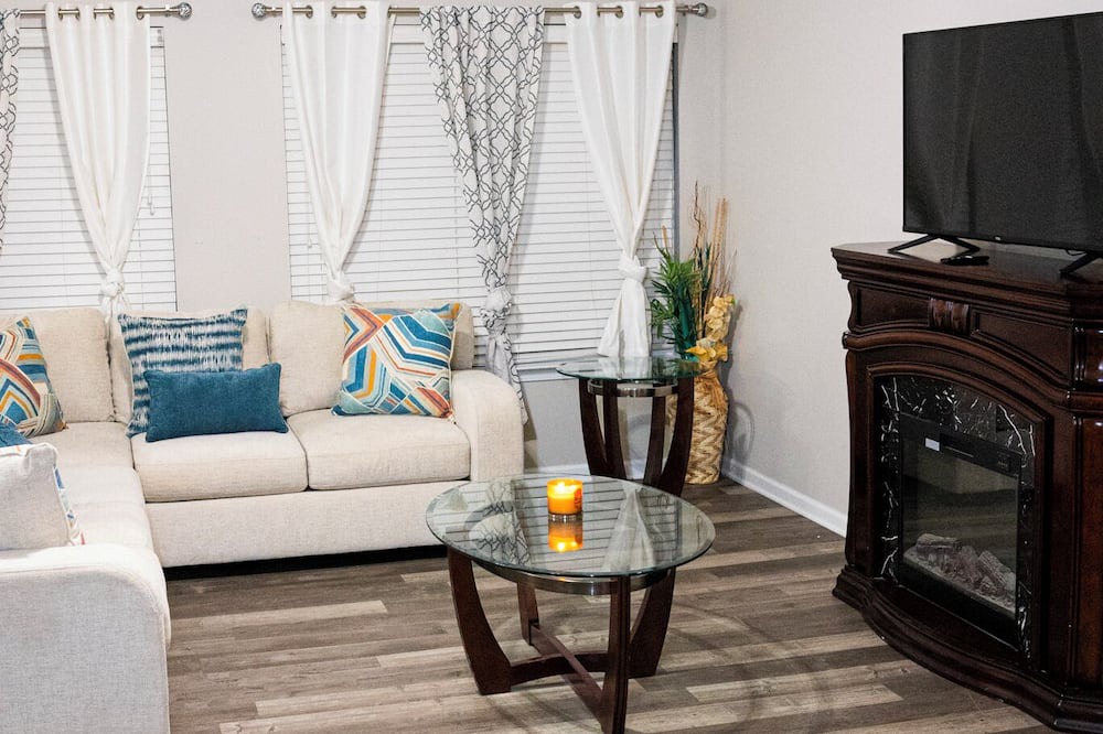 Moncks Corner House | Spacious 5-bedroom house in fabulous Moncks Corner w pool table game room & WiFi