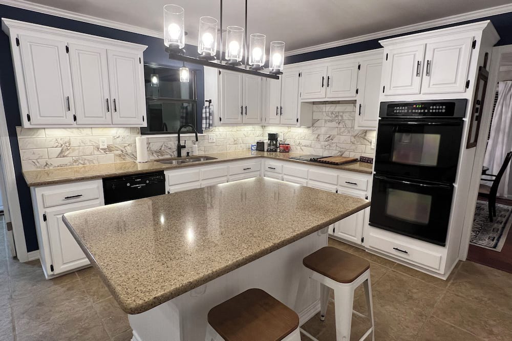 Jenks House | 3-bedroom w/HUGE backyard, <1 mile from Spain Ranch and 5 minutes from Jenks!