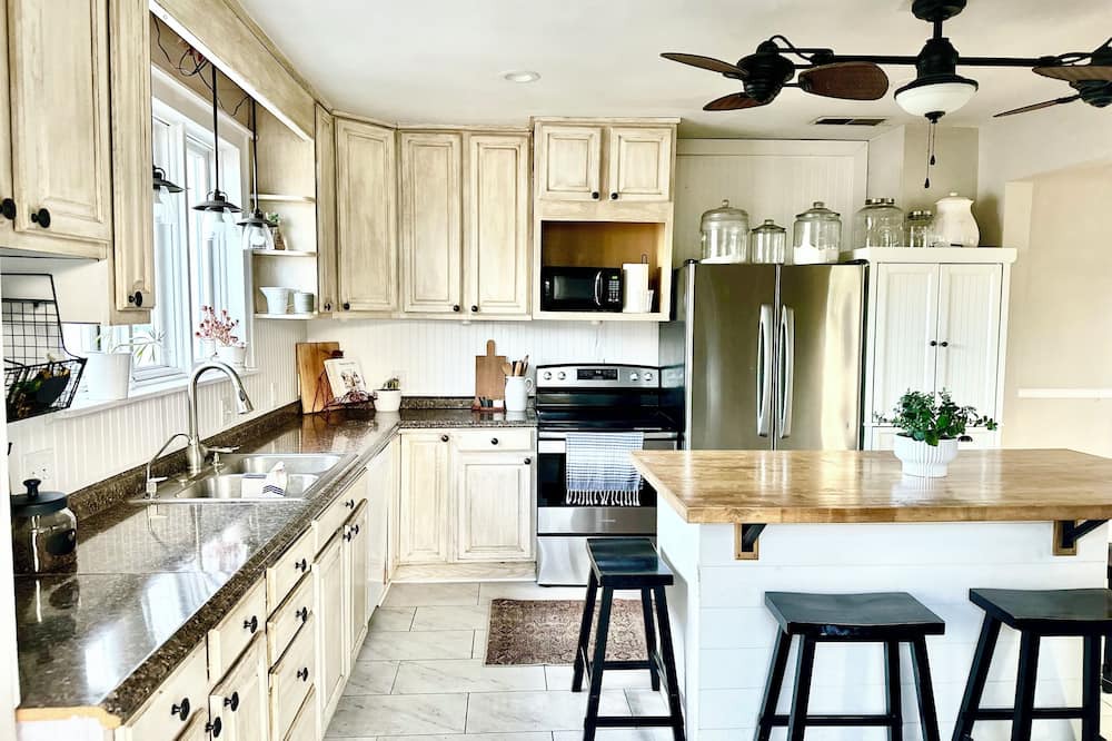 Delta House | Cozy, Charming, & Spacious 4-bedroom. 2.5 bath, in the heart of Delta.