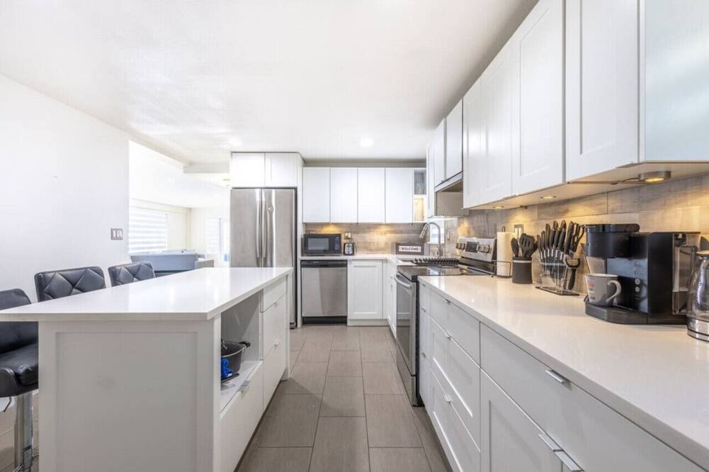 Abbotsford House | Spacious: Close to Airport ~ Pool ~ Hot Tub