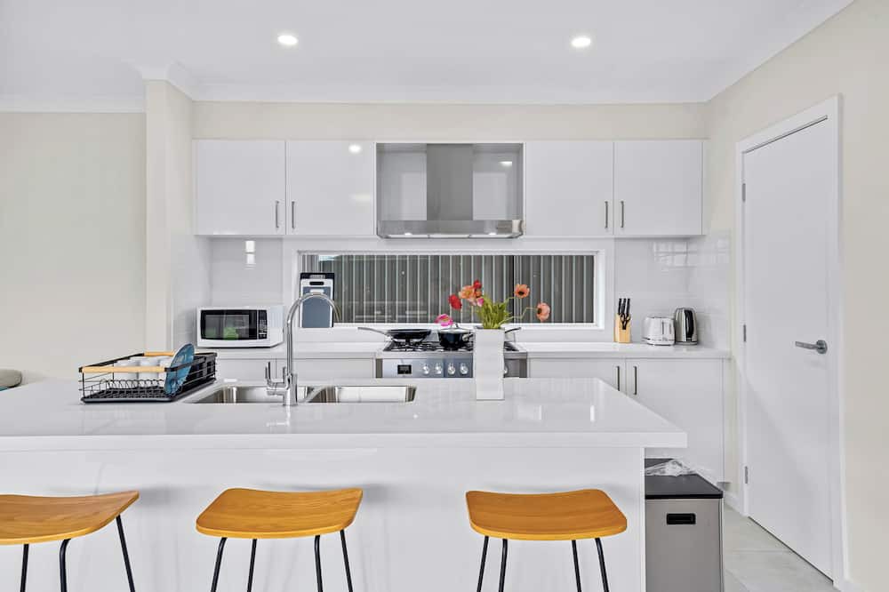 Leppington House | Leppington Two-Level 4Br near Village & Woolworthsn